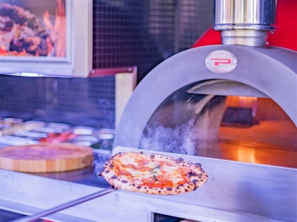 WORLDS FIRST PIZZA TAKEAWAY THAT COOKS PIZZA AT THE DOOR Photo 8