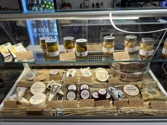 HIGH-END WINE BAR AND DELICATESSEN Photo 8