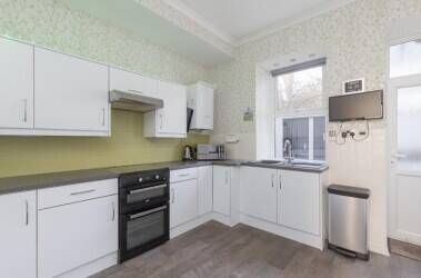 Well presented B&B/family home located within affluent seaside town close to all amenities. Photo 8