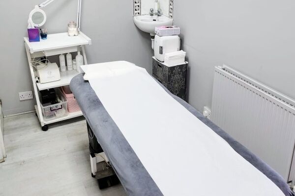 Beauty & Nail Salon - Greater London Photo 8