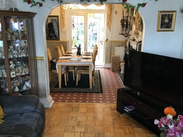 FREEHOLD CONVENIENCE STORE WITH 4 BED ACCOM, CAERPHILLY COUNTY Photo 8