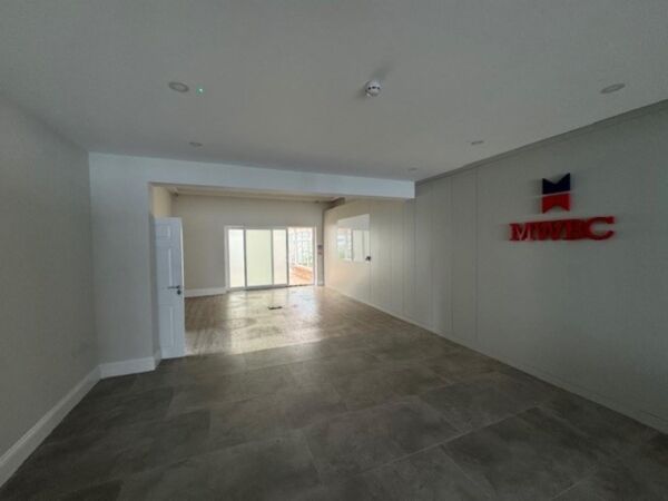 Commercial Premises Located In Wellesbourne For Rent Photo 8