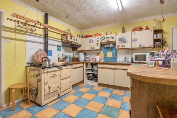 CATTERY PLUS HOME WITH AN INCOME Photo 8