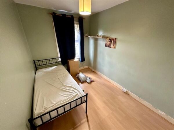 FREEHOLD CONVENIENCE STORES/LOTTERY & OFF LIC3 BED ACCOMMODATION - LAWNED REAR GARDEN Photo 7