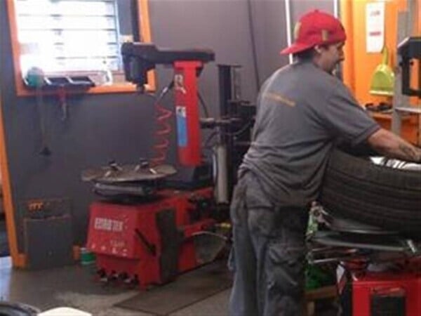 TYRE SALES/FITTING & REPAIRS CENTRE FOR SALE IN MELKSHAM/WILTS Photo 9