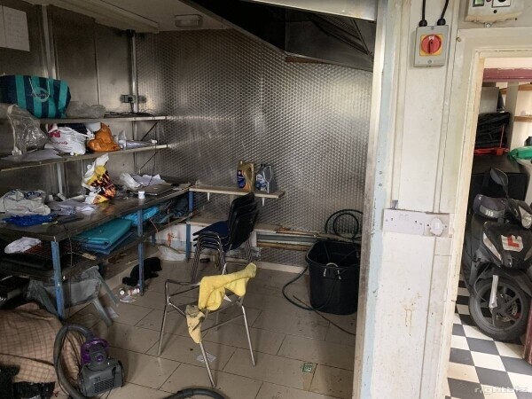 We have a very good location pizza takeaway with a two oven and also it has another kitchen Photo 9