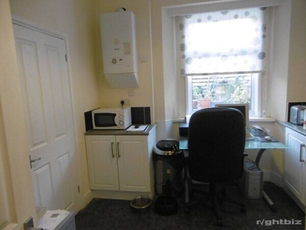 Retail Business with accommodation to let Photo 9