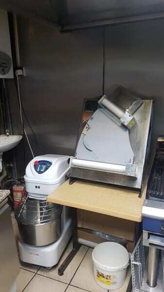Profitable Chicken & Pizza shop with four bedroom flat for sale at a prime location Hounslow Photo 9