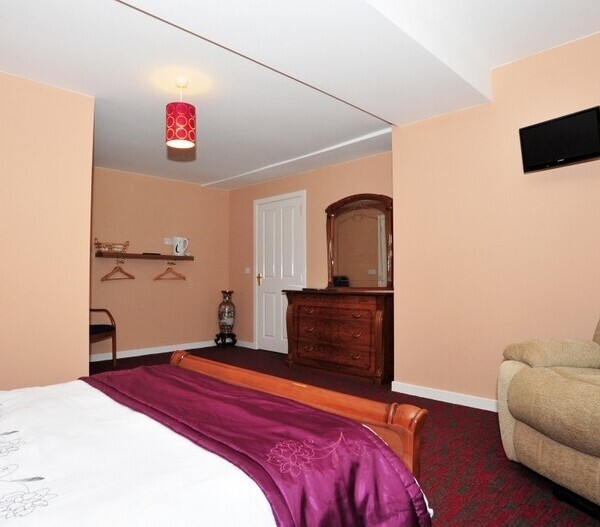Outstanding 9-Bedroom Village Inn Situated in Angus Photo 9
