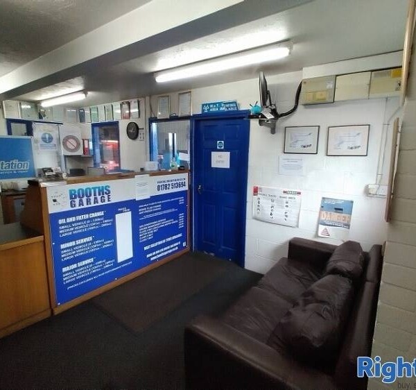 Well-established Garage with repeated custom Photo 9