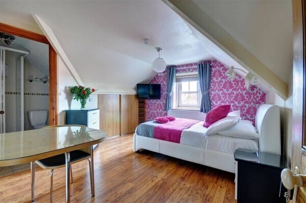 Hotel & Guest Houses For Sale in Whitby Photo 9