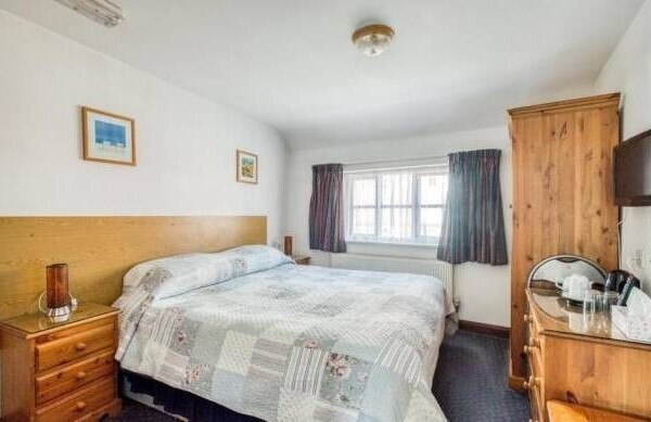 Freehold 7 Bedroom Guest House Located In Henley In Arden Photo 9