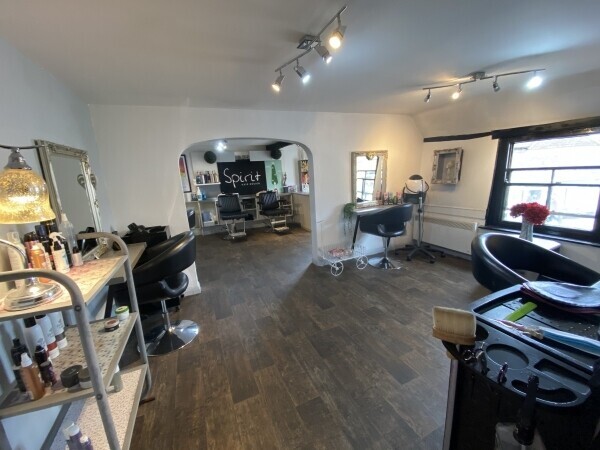 Leasehold hair and beauty salon for sale in the historic town of Amesbury Wiltshire Photo 9
