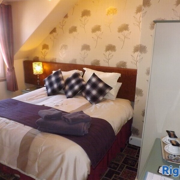 Excellent 5-Bedroom Guest House in Perth Photo 9