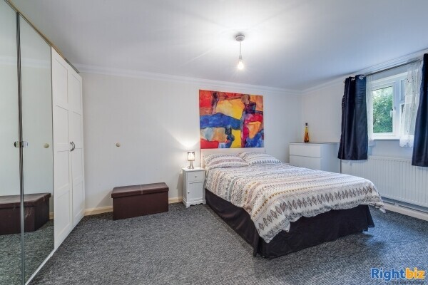 Post Office/Retail with Modern 2 Bedroom Flat Photo 9