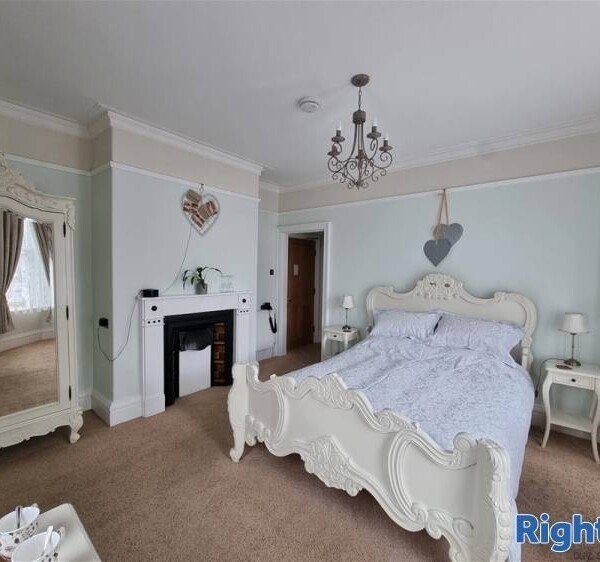 Luxurious Guest House in Whitby with Beach at end of the Road Photo 9