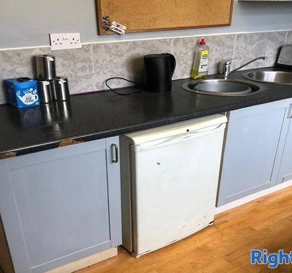 Well Established  Hair & Beauty Salon with 2 Bed Flat For Sale Photo 9