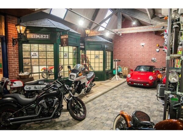 Unique second-hand motorcycle dealership Photo 9