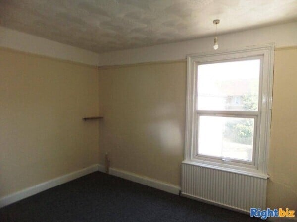 FREEHOLD SEMI-DETACHED NINE BED GUEST HOUSE (NOT CURRENTLY TRADING) - HIGHLY POPULAR AREA - SLOUGH Photo 9