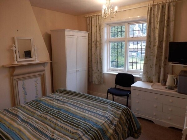 SOUGHT AFTER COUNTRY STORE - SUPERB 3/4 BEDROOM LIVING ACCOMMODATION - NEWBURY AREA, WEST BERKSRD Photo 9