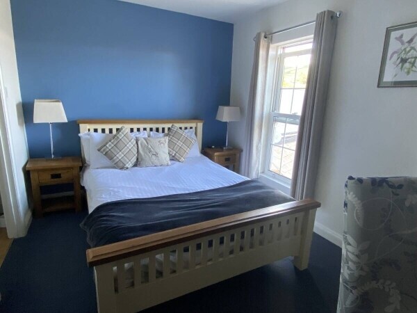 SOMERSET - WELL PRESENTED HOTEL IN TOWN CENTRE Photo 9