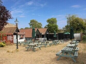 BEDFORDSHIRE - TWO BEDROOM CHARACTER PUB WITH LARGE TRADE GARDEN Photo 9