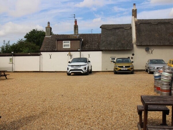 CAMBRIDGESHIRE - FREEHOUSE WITH CAR PARK Photo 9