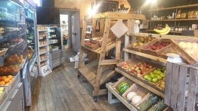 Green Grocer / Coffee shop, high-end retail. Amazing location. Photo 8
