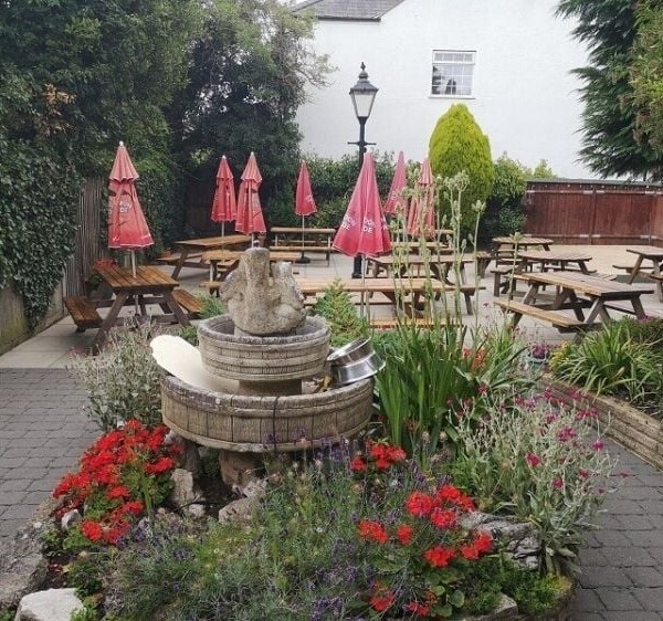 Extremely Well Established Pub With Live Music For Sale Photo 9