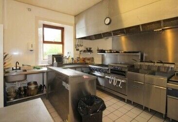 Profitable and Attractive 7-Bedroom Hotel in a Wonderful Trading Location Photo 9