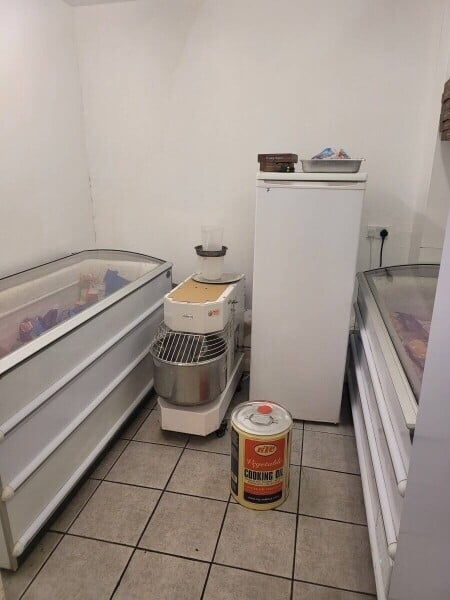 Fast food restaurant for sale. Caversham Reading . Low rent no rates long lease. Photo 9