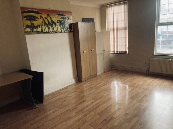Fully Fitted Restaurant for Sale in Hatch End, Pinner. 1-Bed Flat Included. Photo 9