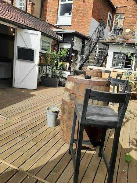 Great Opportunity to Own A Unique And Bespoke Tap and Cocktail Bar In The Heart Of Henley-on-Thames Photo 9