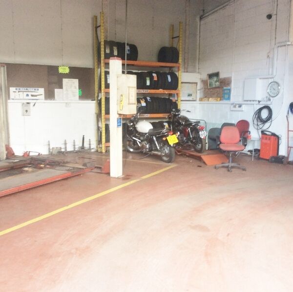 Long Established and Highly Reputable Garage/MOT Centre Photo 9