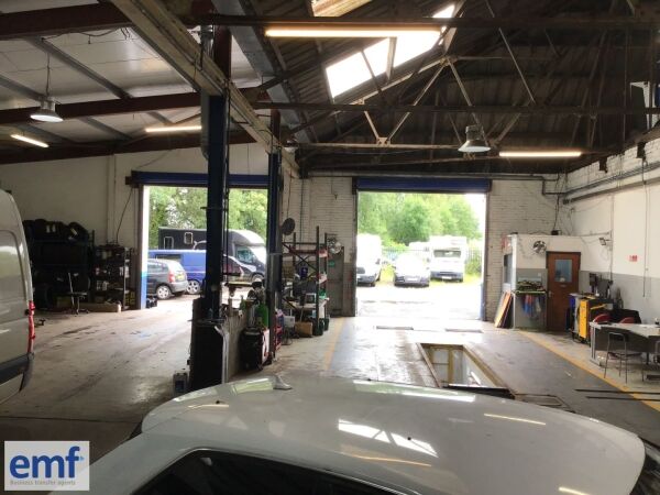 SPACIOUS GARAGE/MOT CENTRE, SWANSEA VALLEY Photo 9