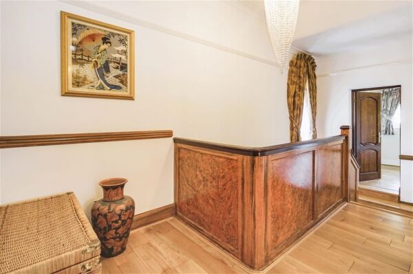 Auction Lot: White Lodge, Ilsham Marine Drive, Torquay, Devon, TQ1 2HT For Sale in Torquay Photo 9