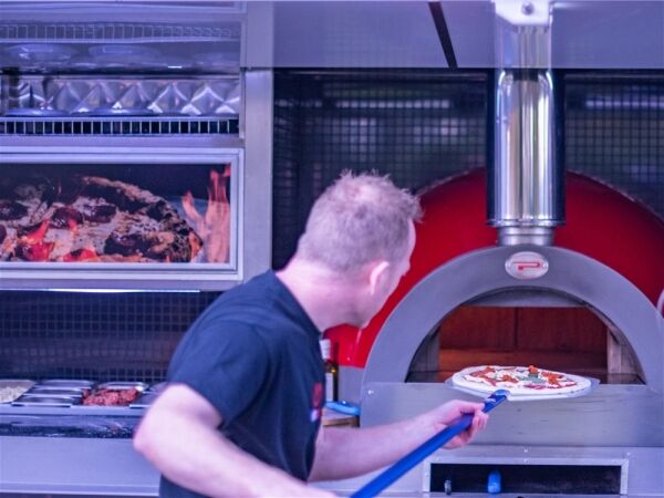 WORLDS FIRST PIZZA TAKEAWAY THAT COOKS PIZZA AT THE DOOR Photo 9