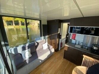 Unique Houseboat Airbnb Rental Business for Sale on the River Thames near Oxford. Photo 9