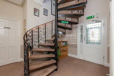 Well presented B&B/family home located within affluent seaside town close to all amenities. Photo 9