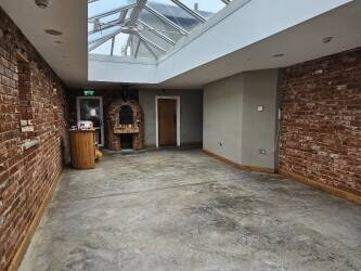 Exceptionally Well Equipped & Presented 100 Cover Town Centre Restaurant & Bar Premises Photo 9