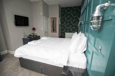 MERSEYSIDE – 10 BEDROOM GUEST HOUSE IN POPULAR SEASIDE TOWN Photo 9