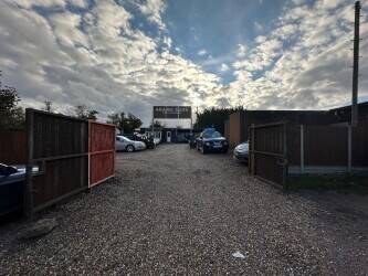 Car Dealer for Sale With Workshop Showroom and Kitchen Photo 9