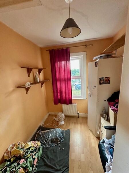 FREEHOLD CONVENIENCE STORES/LOTTERY & OFF LIC3 BED ACCOMMODATION - LAWNED REAR GARDEN Photo 8