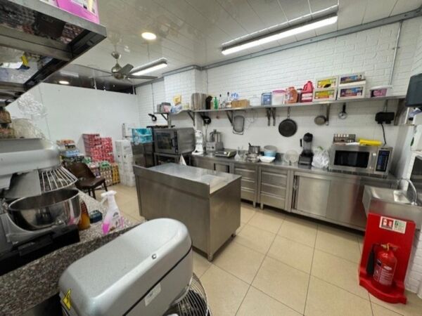 Leasehold Fish & Chip Takeaway Located In Luton Photo 9