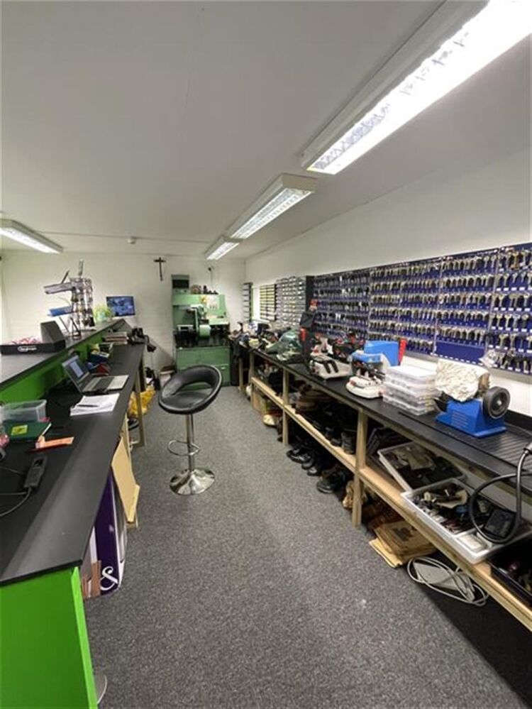 AUTO LOCKSMITH AND CAR KEY SPECIALIST