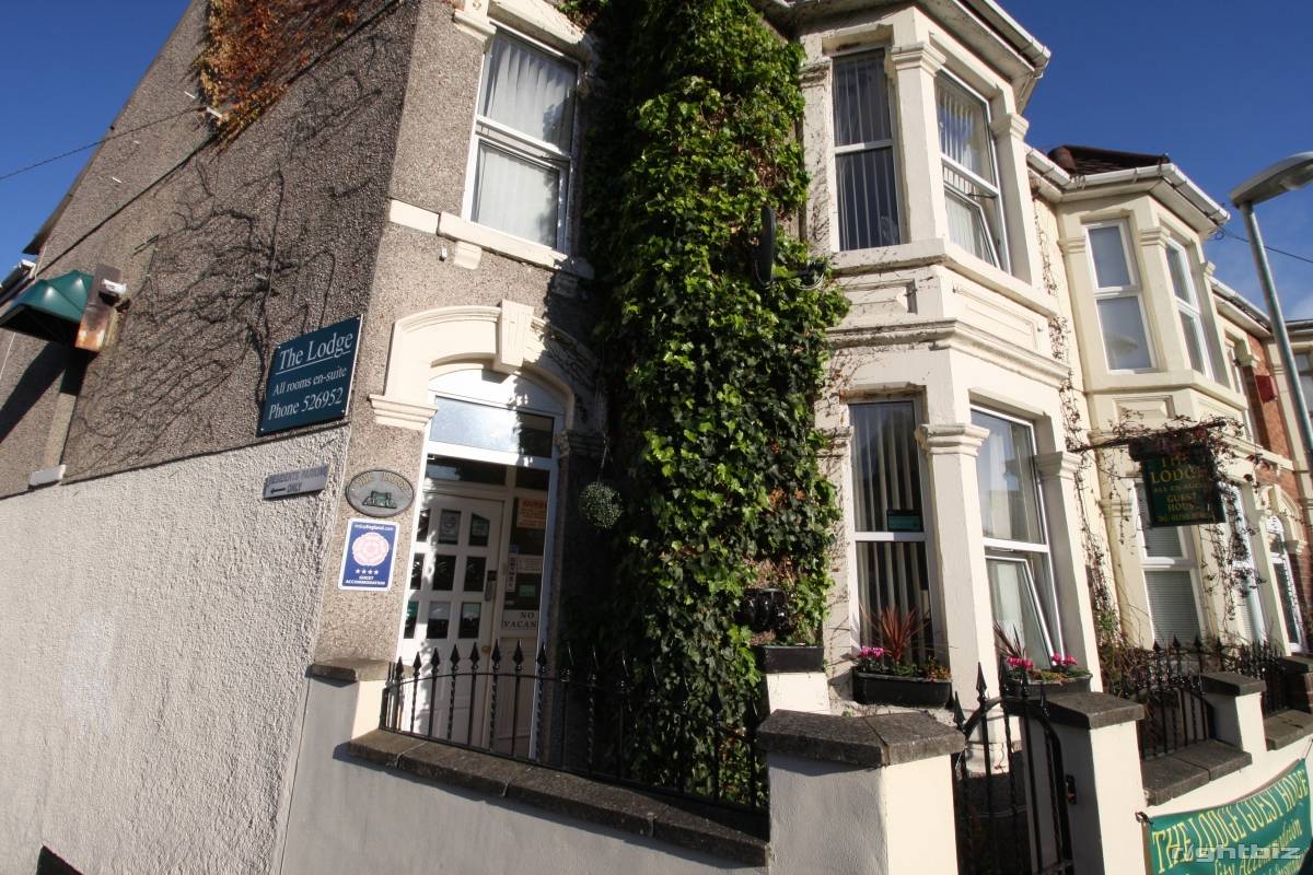 A successful 7-8 bedroom guest house in busy town in Wiltshire. Retirement Sale. Photo 6