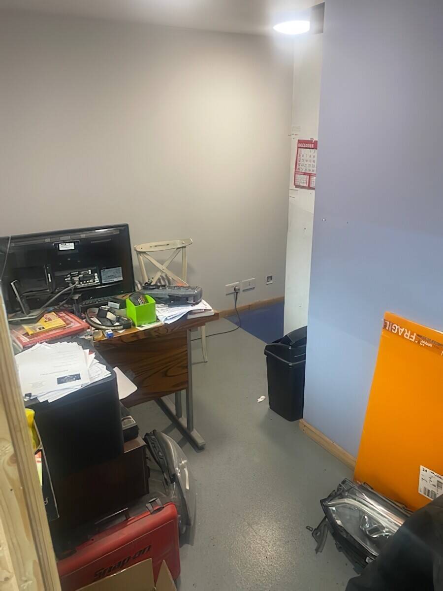 Vehicle mechanics and body repair centre for sale in Perivale Photo 5