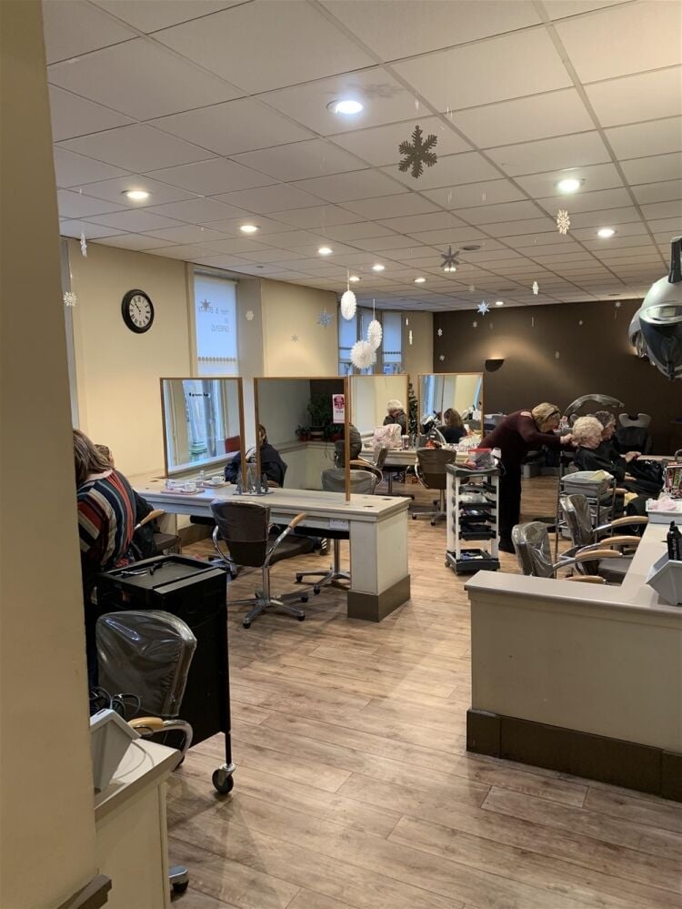 STYLISH UNISEX HAIR & BEAUTY SALON IN FALKIRK TOWN CENTRE Photo 5