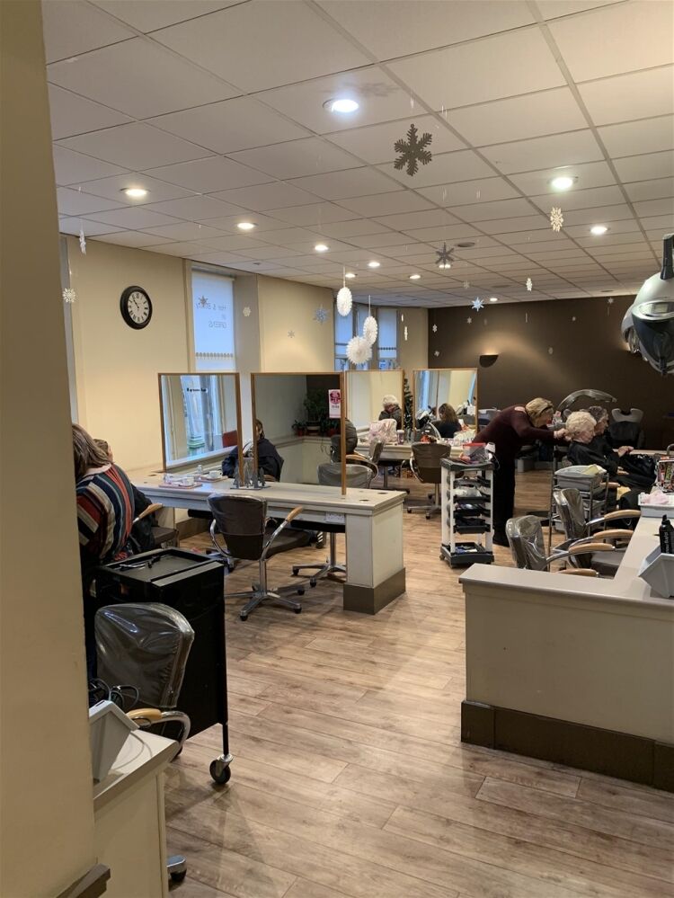 STYLISH UNISEX HAIR & BEAUTY SALON IN FALKIRK TOWN CENTRE Photo 5