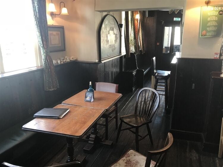 POPULAR PUBLIC HOUSE & FUNCTION VENUE WITH ROOMS IN HAMPSHIRE